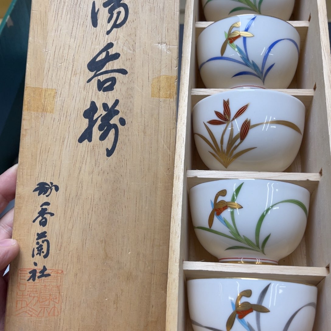 瓷片密密麻麻的一个人