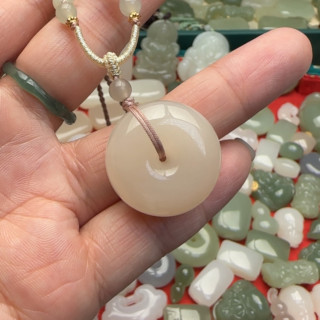 和田玉颈饰未镶嵌米*色