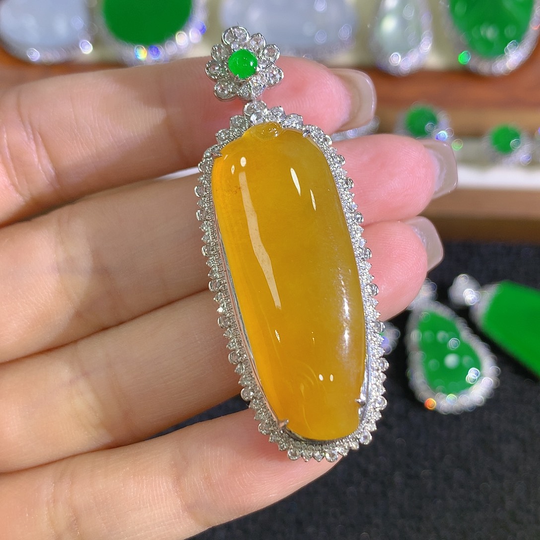 翡翠18K金镶嵌颈饰瓜瓜