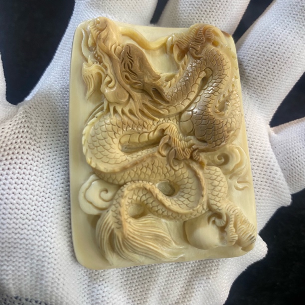 【精选款】猛犸牙工艺品龙牌 皮雕龙牌 假一罚四