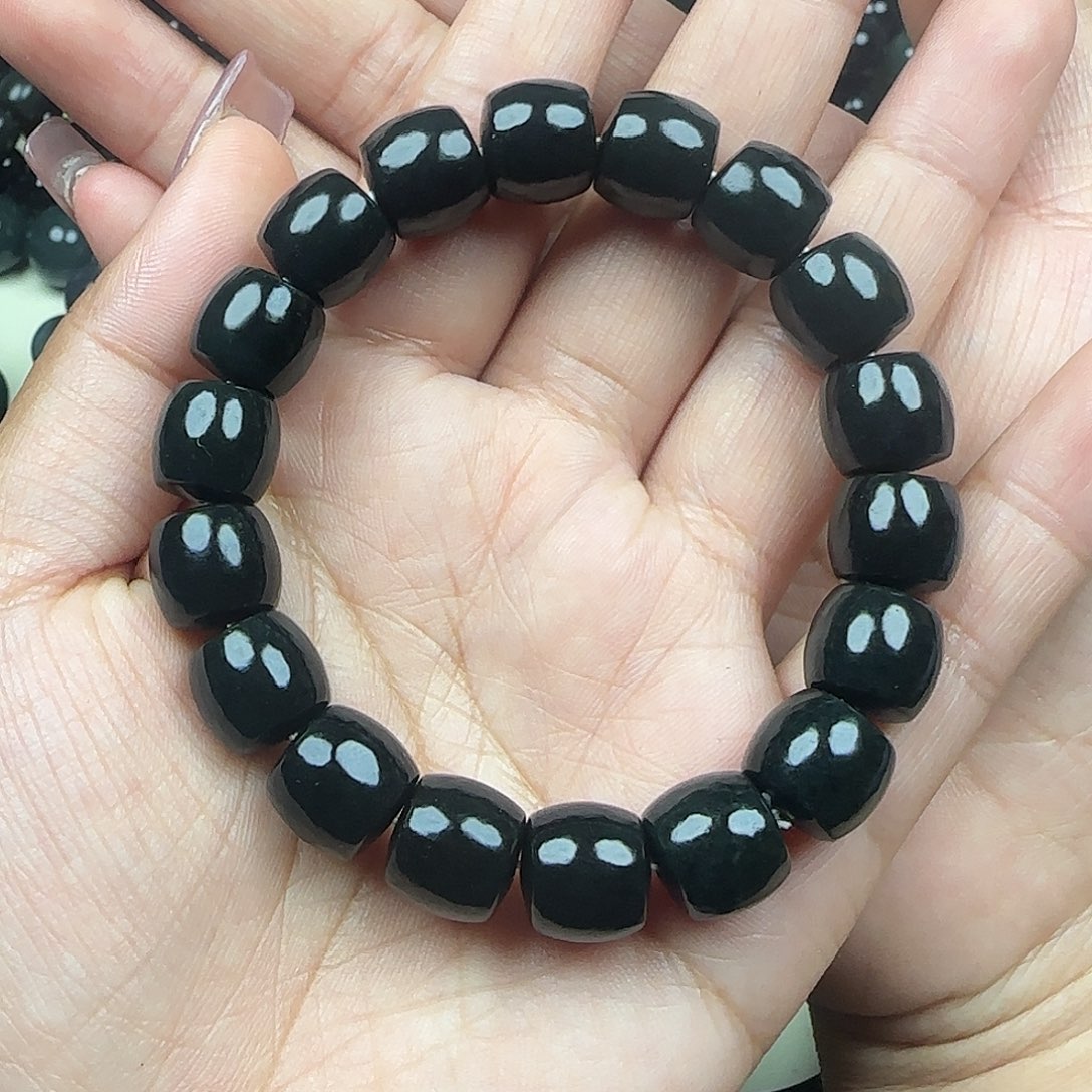 一***人和田玉未镶嵌手串