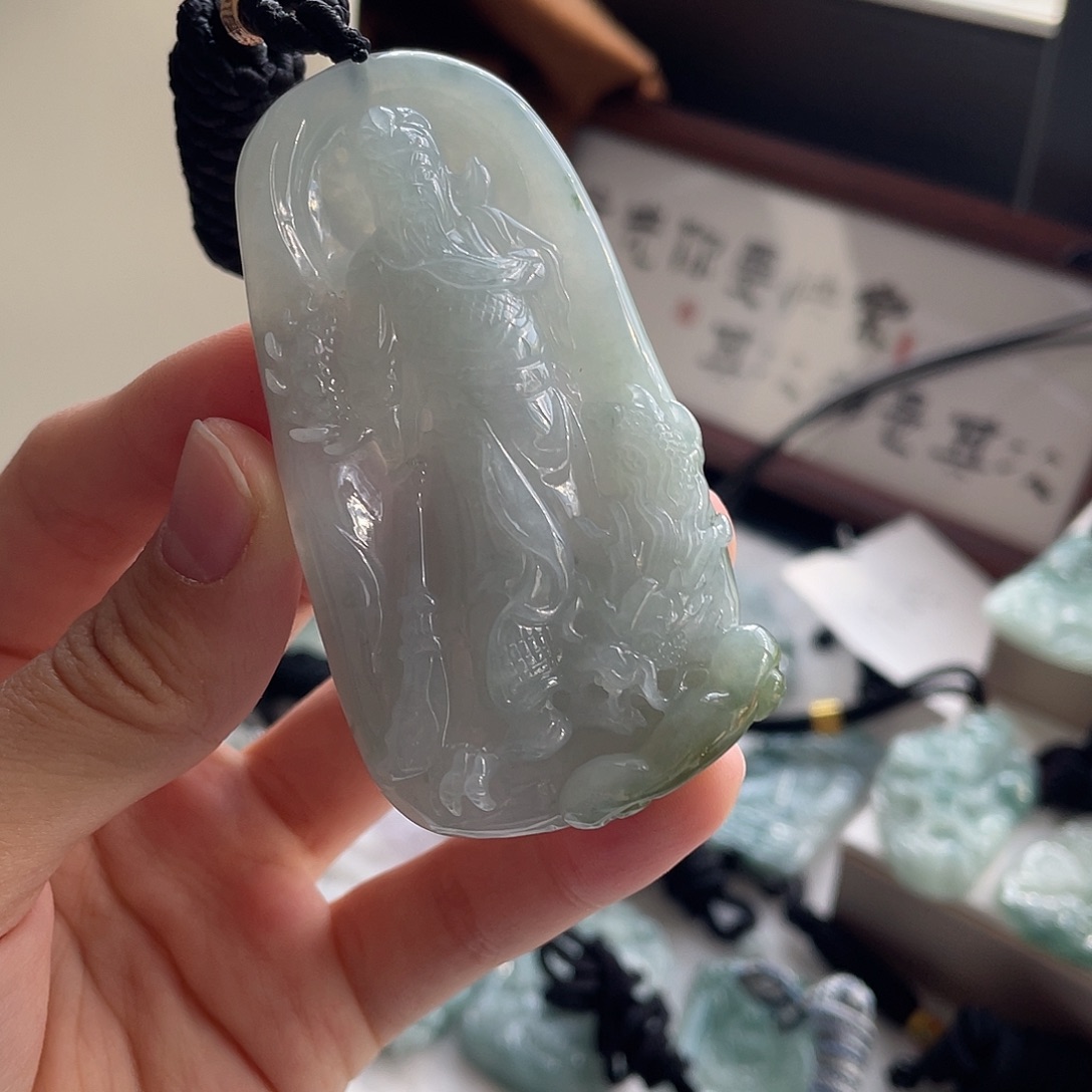 翡翠未镶嵌颈饰关公