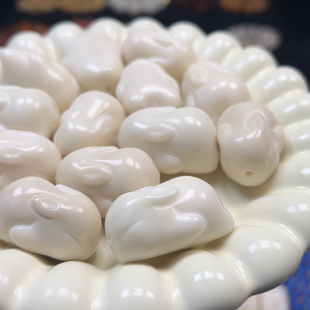 手串菩提根/象牙果微瑕卡33左右白色趴趴兔10颗配大小