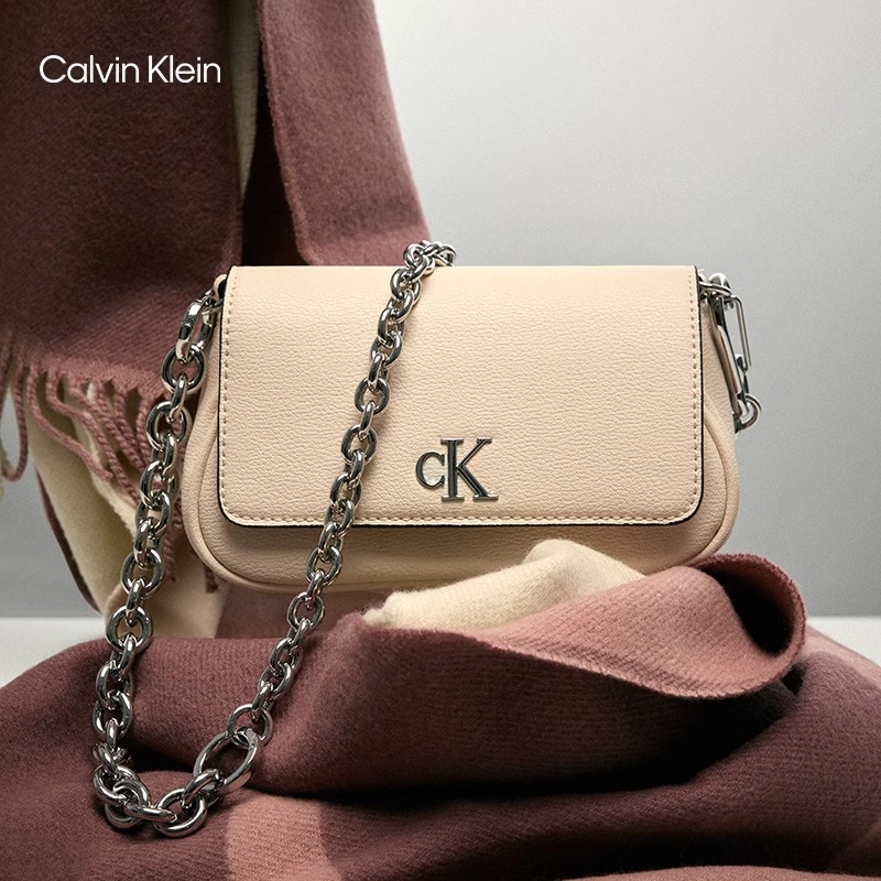 CK女包简约金属字母通勤翻盖链条单肩斜挎马鞍包礼物