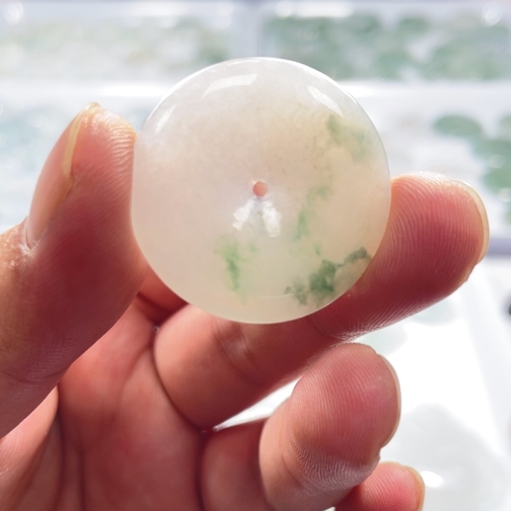 翡翠未镶嵌颈饰平安扣