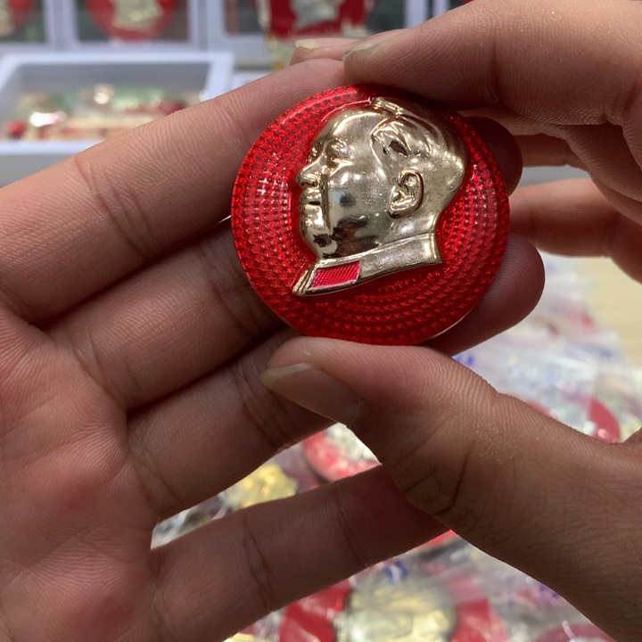 其他普通金属红章星星底纹卡通脸。    