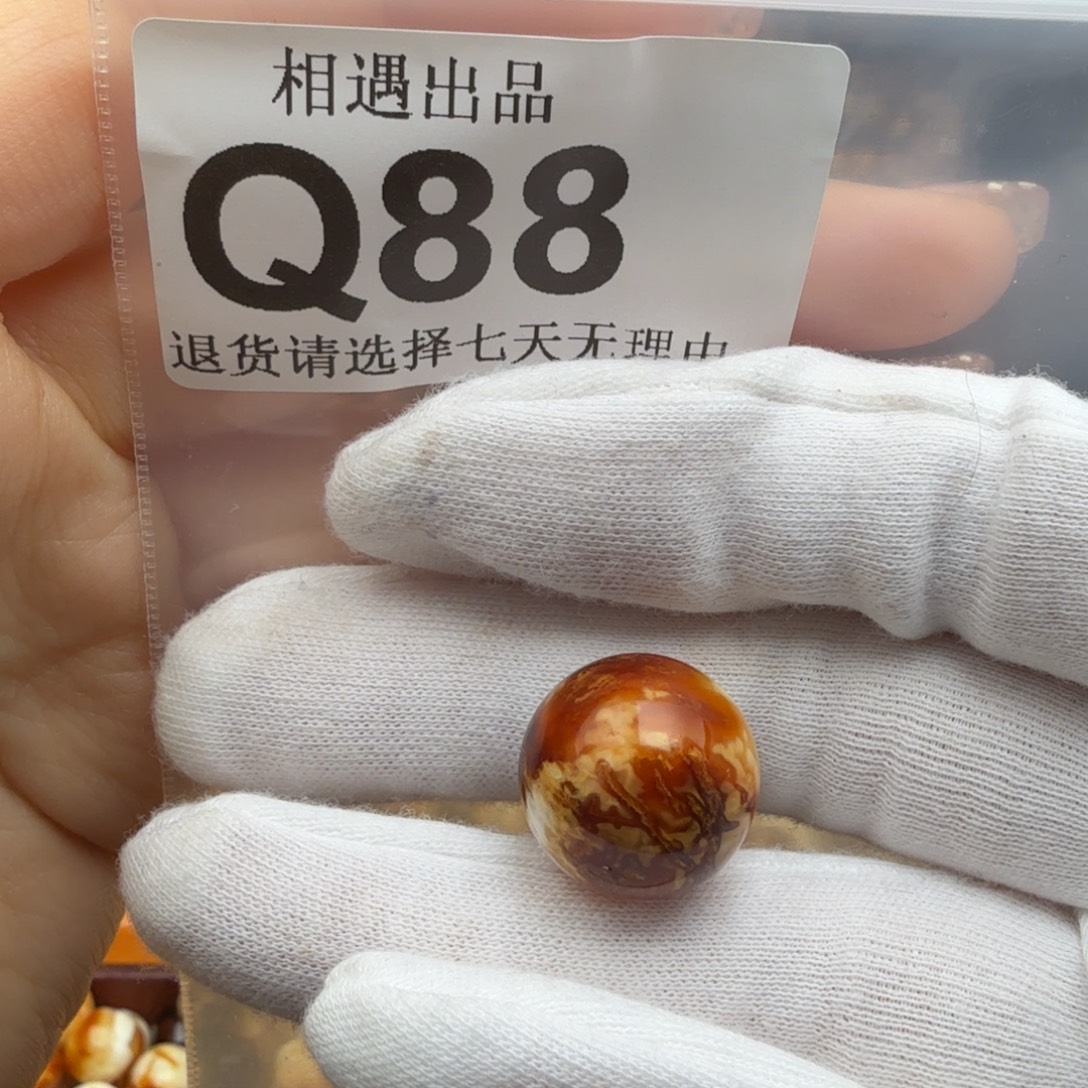 黎***卓蜜蜡未镶嵌裸石蜜蜡