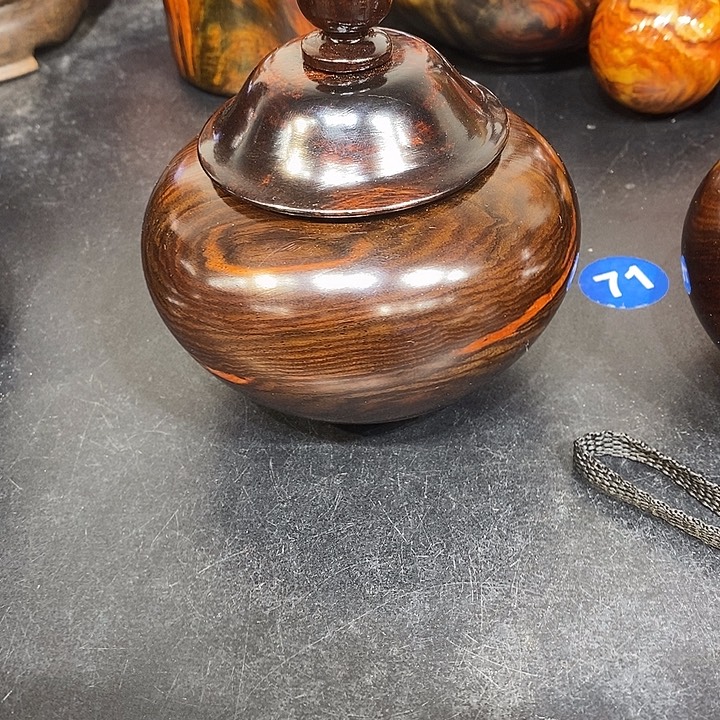 傲***寂酸枝茶叶罐一个的