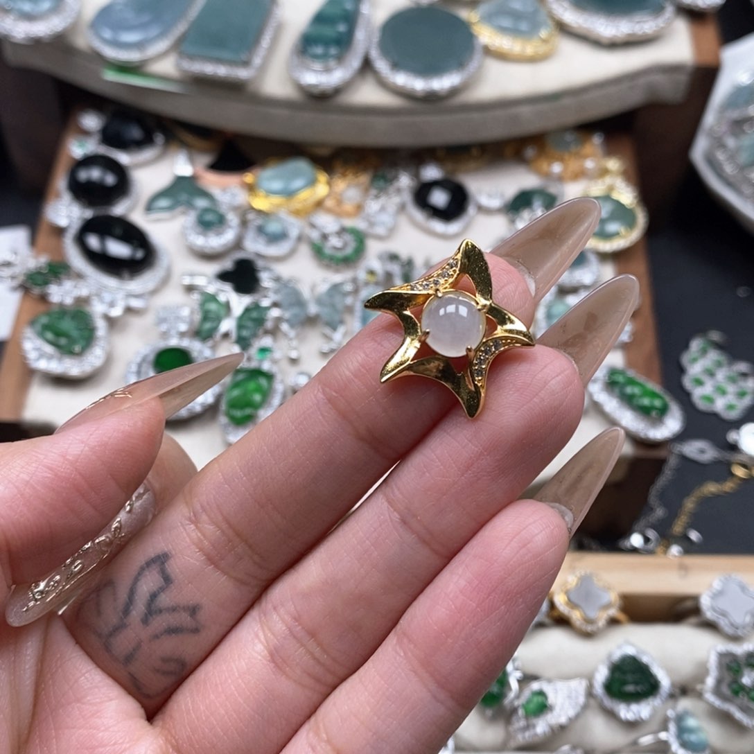 翡翠颈饰未镶嵌翡翠