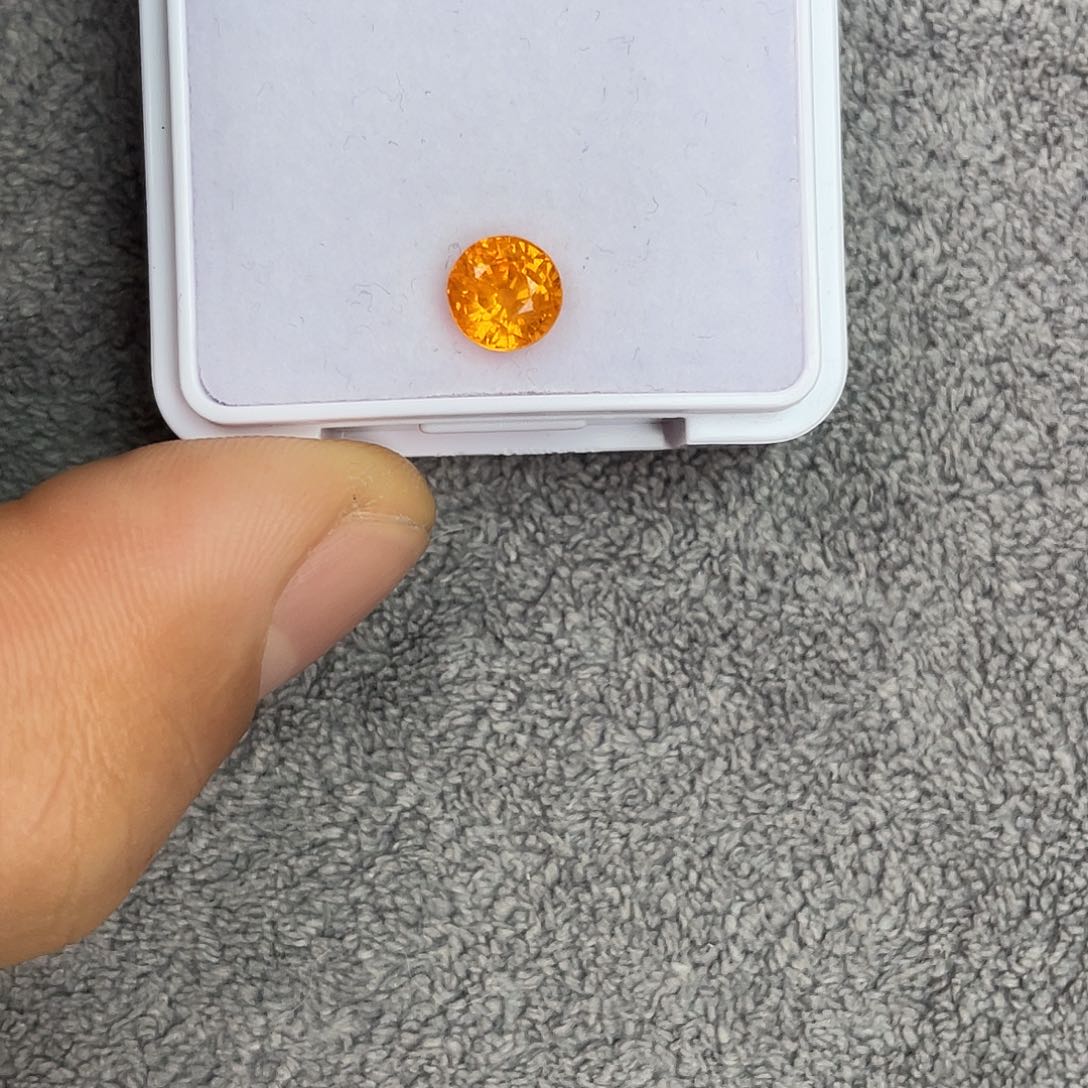 石榴石（芬达石）裸石未镶嵌1.75Ct。  