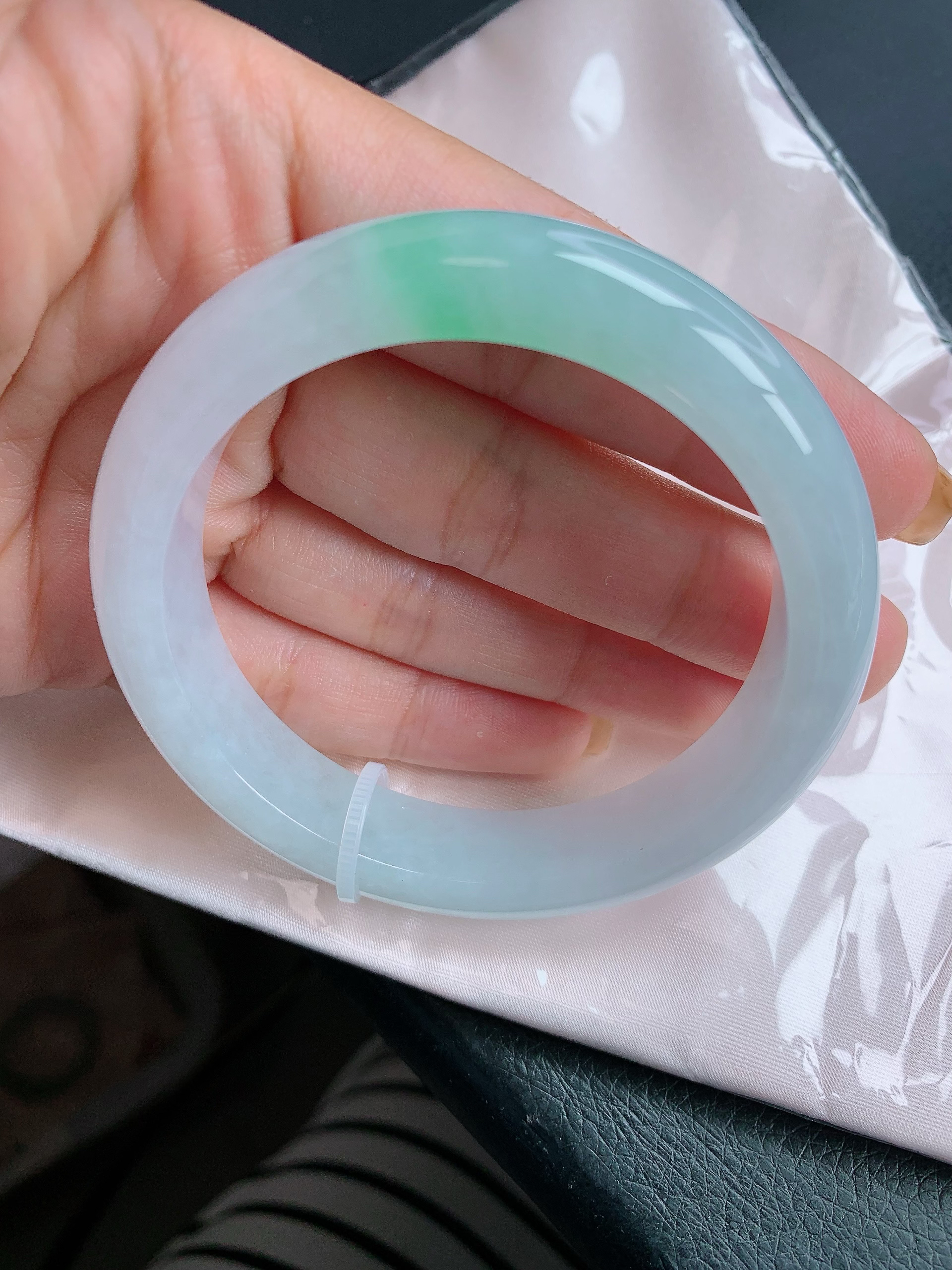 缅甸天然a货翡翠55圈口白底飘绿手镯