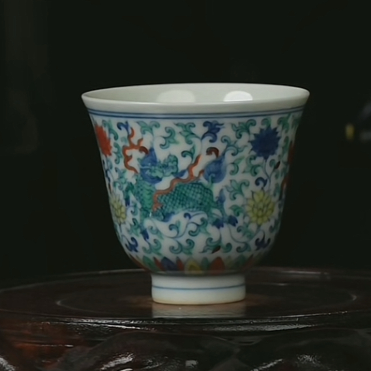 M斗彩麒麟穿花纹杯