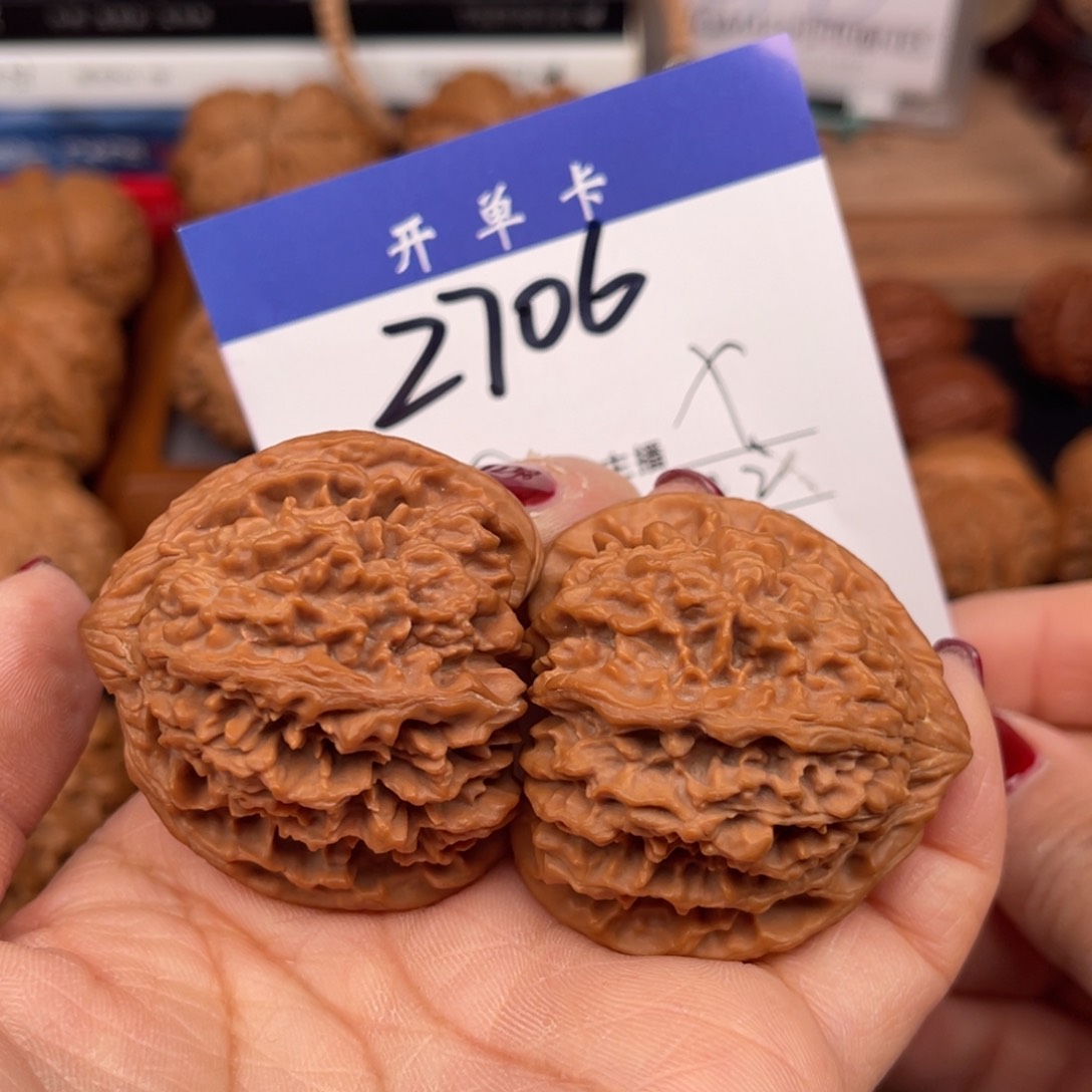 文玩核桃吊坠疯****满天星42尺。  2706