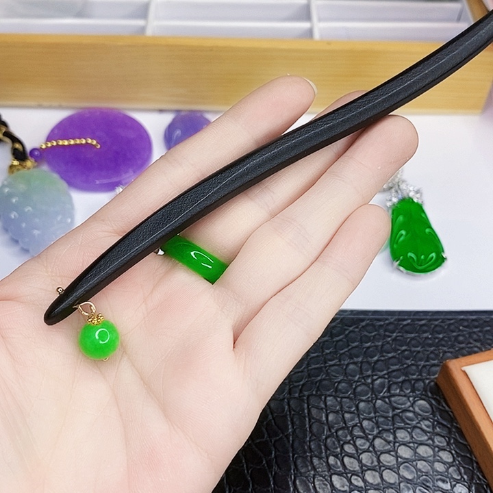 翡翠手镯未镶嵌多样性发其一