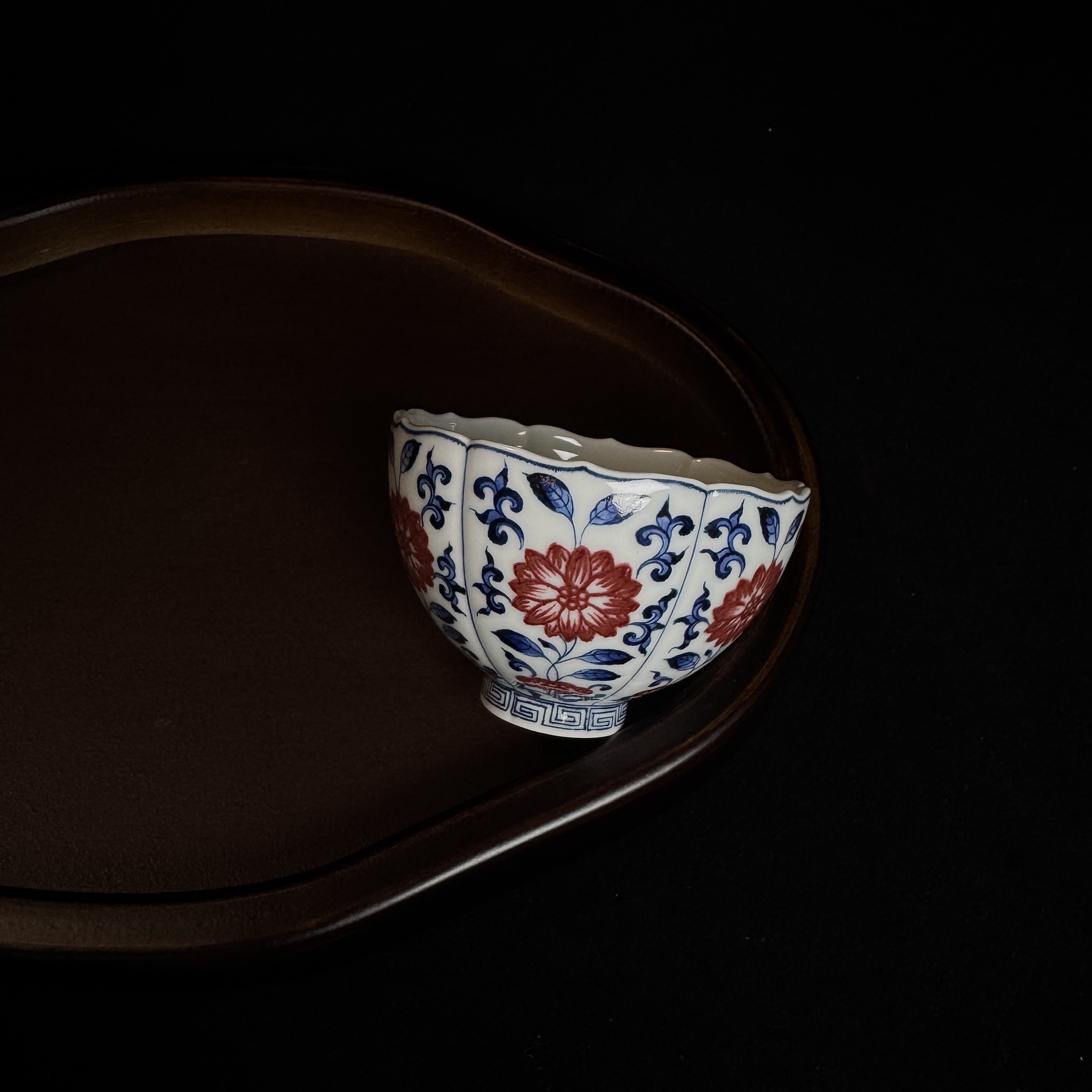 景德镇刻画堂青花釉里红折枝花卉葵口杯主人杯