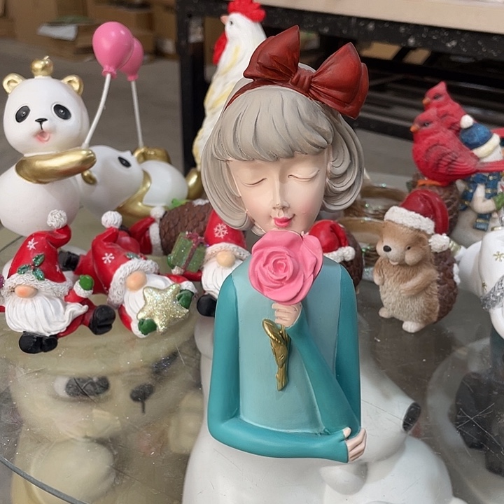 树脂拿玫瑰花女孩