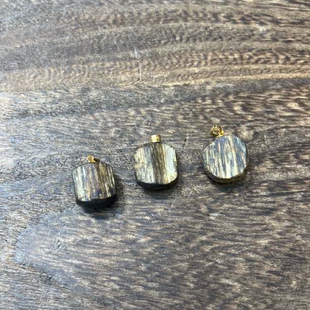 1134-沉沉檀木吊坠15mm多样性发一件不带链