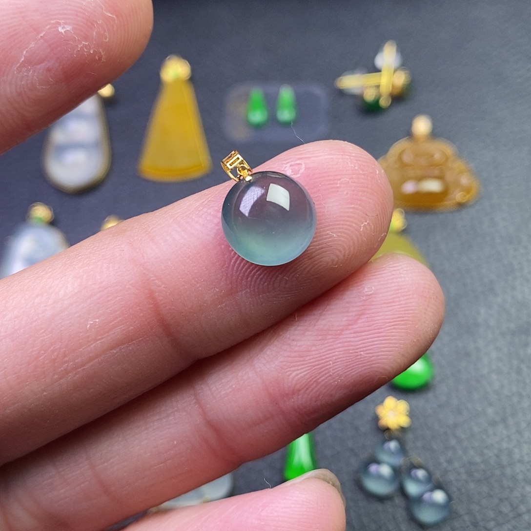 颈饰18K金镶嵌翡翠