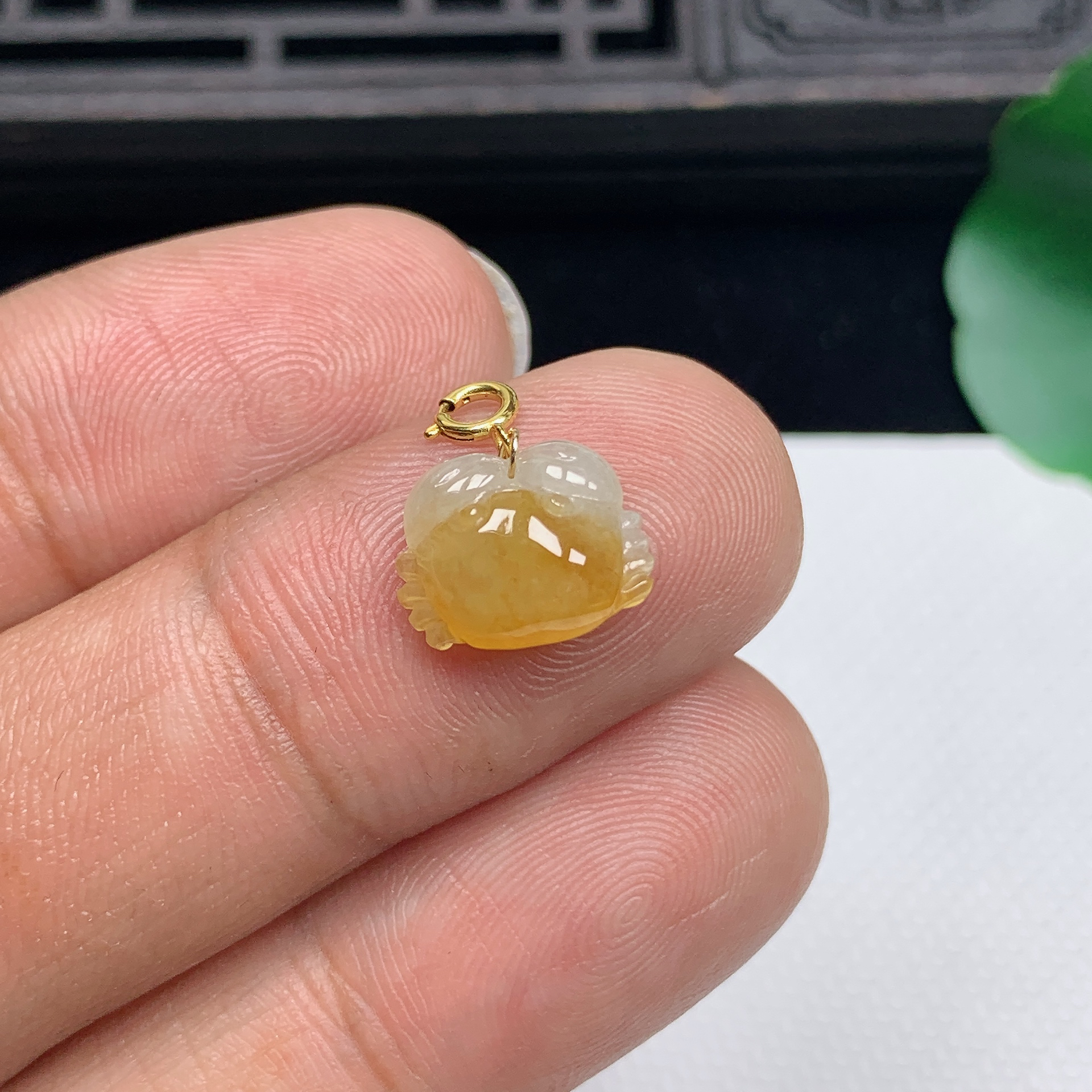 天然翡翠A货18K金扣精美飘黄翡八方来财小吊坠尺寸9.1*11.3*4.3mm