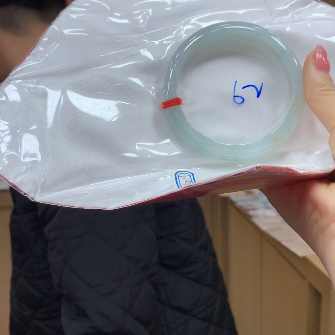 翡翠手镯未镶嵌不退不换