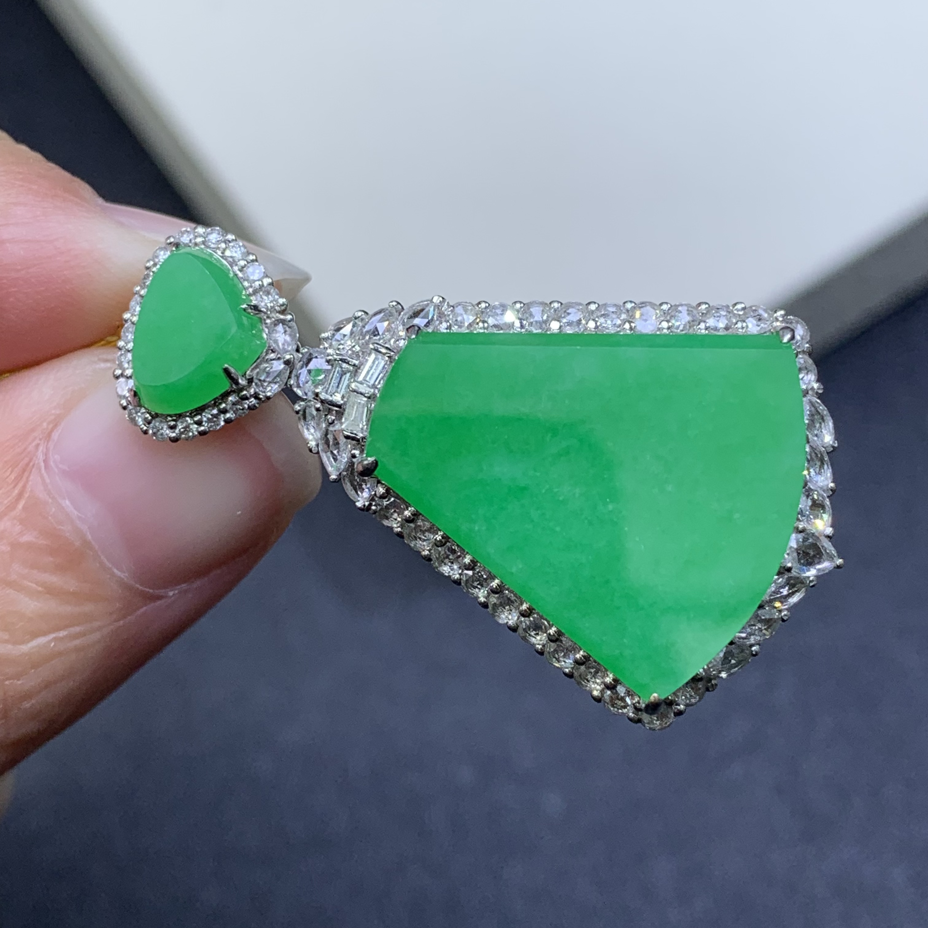 新品推荐·18K金冰种正阳绿无事牌缅A翡翠玉石吊坠气质精致满绿