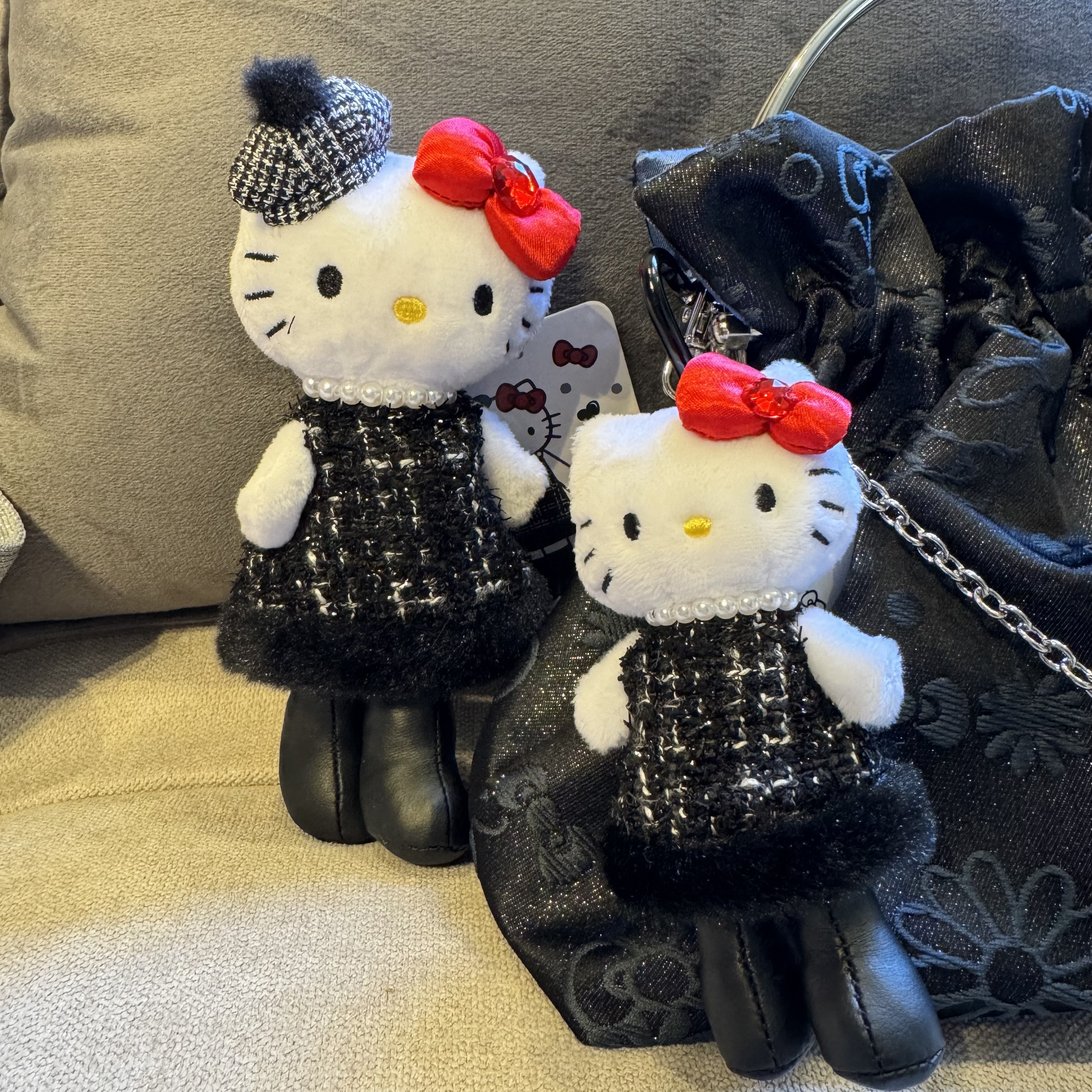 【大阪限定】Hello Kitty 千鸟格白色Mini长腿Kitty钥匙扣玩偶