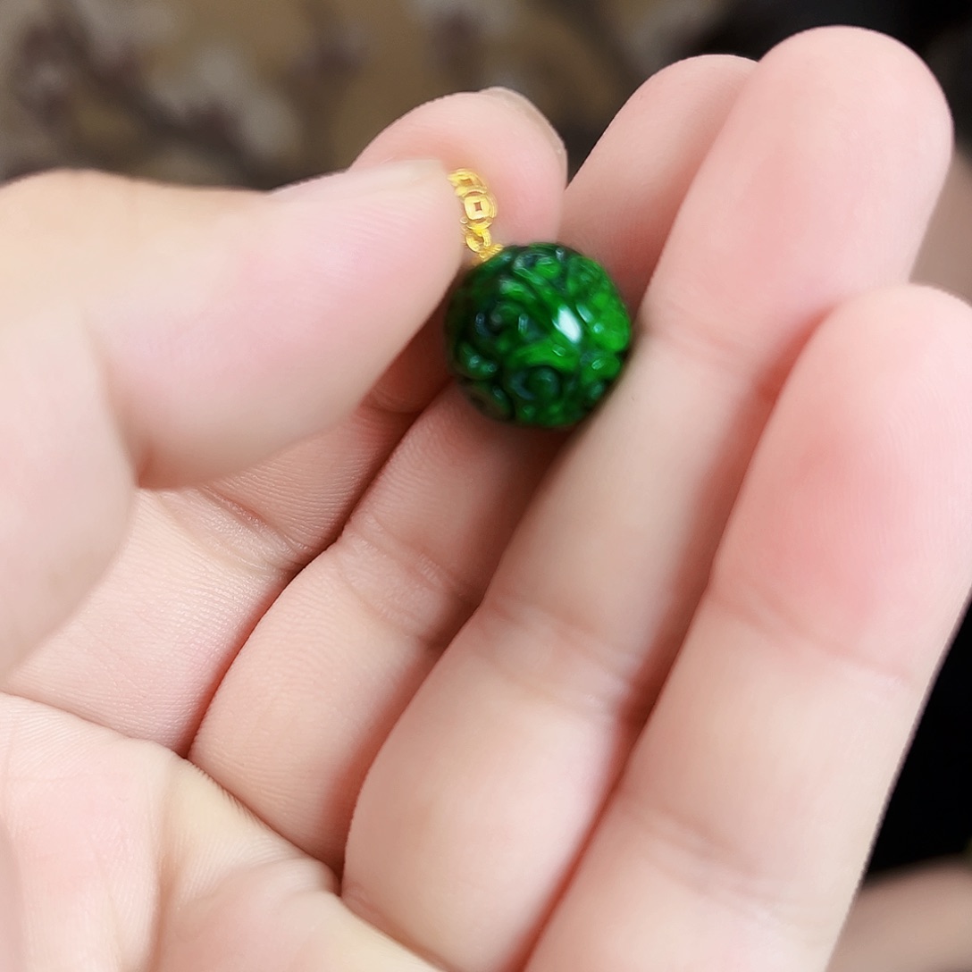 翡翠18K金镶嵌颈饰吊坠