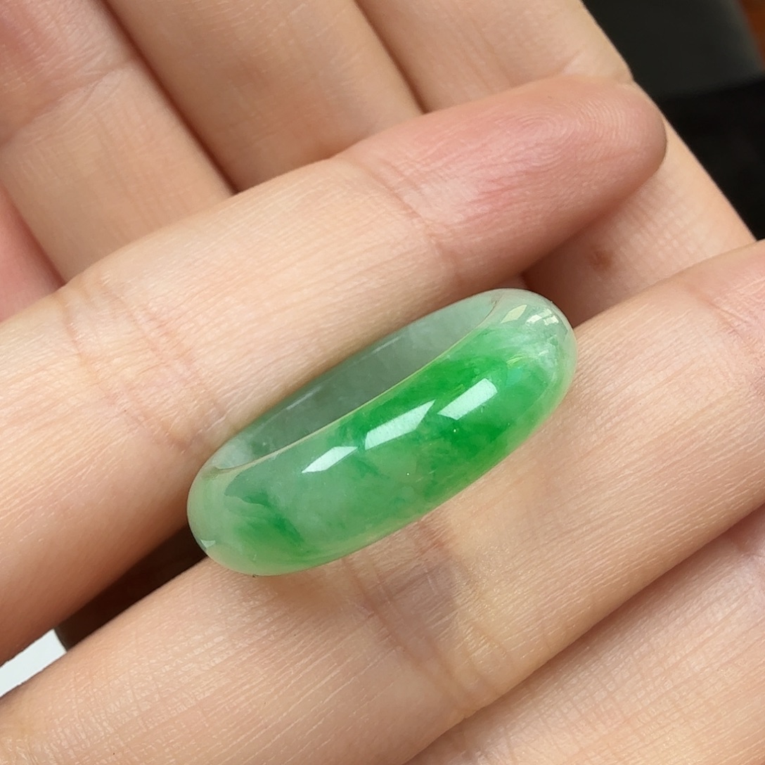 欧***总翡翠未镶嵌颈饰戒指