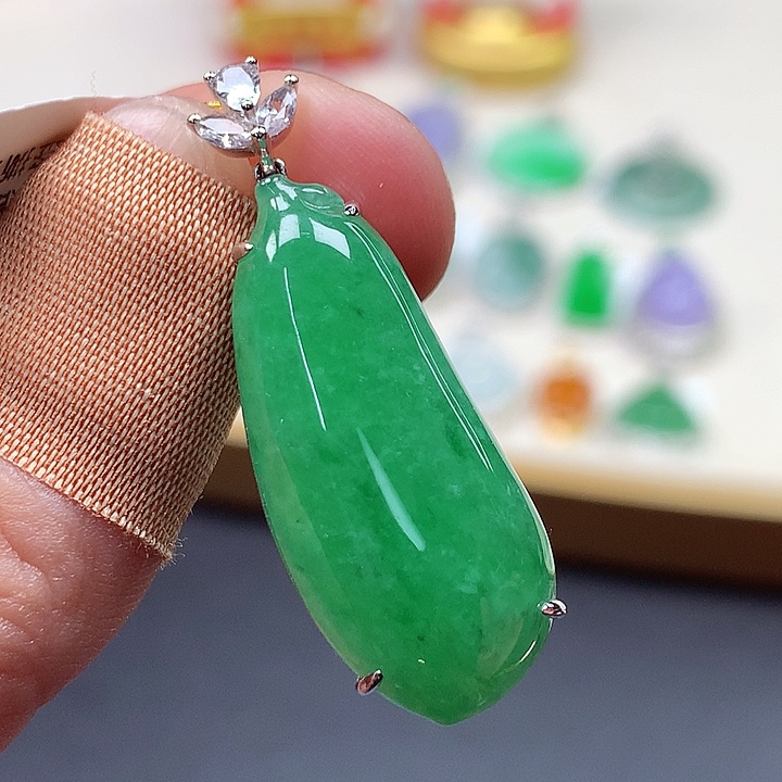 翡翠18K金镶嵌颈饰