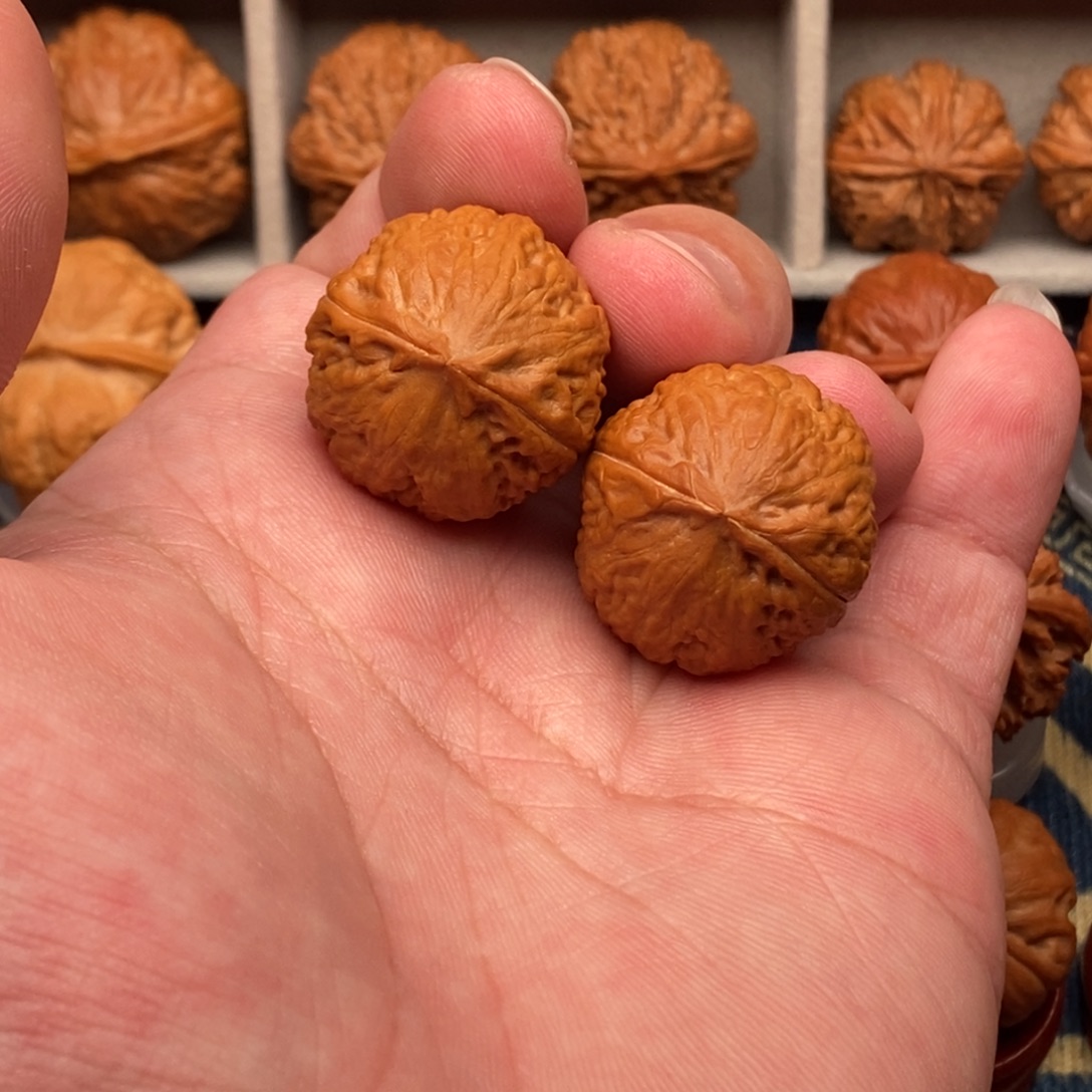 文玩核桃把件绣球