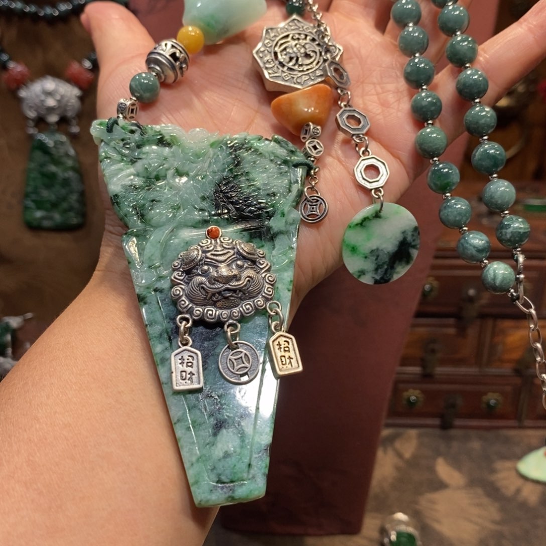 翡翠吊坠(赠链)未镶嵌