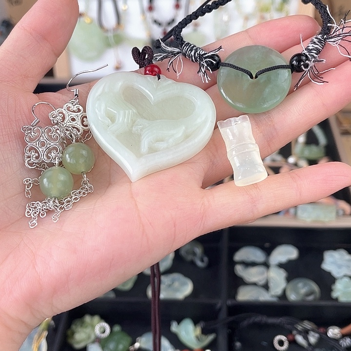 蛇纹石玉合金颈饰