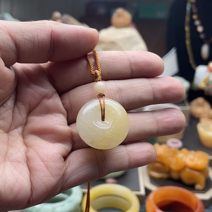 颈饰未镶嵌石英岩玉