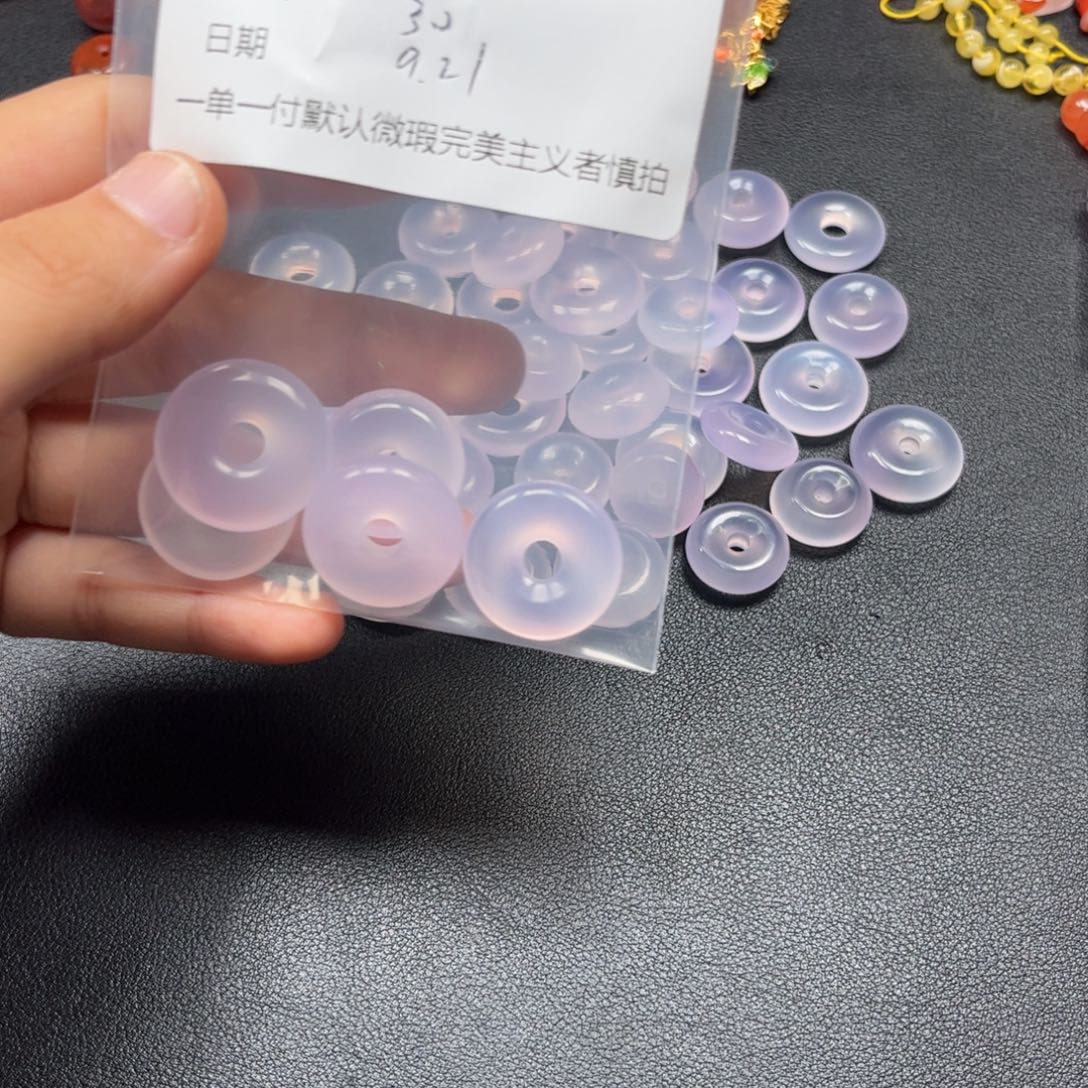 吴****未镶嵌配饰南红玛瑙