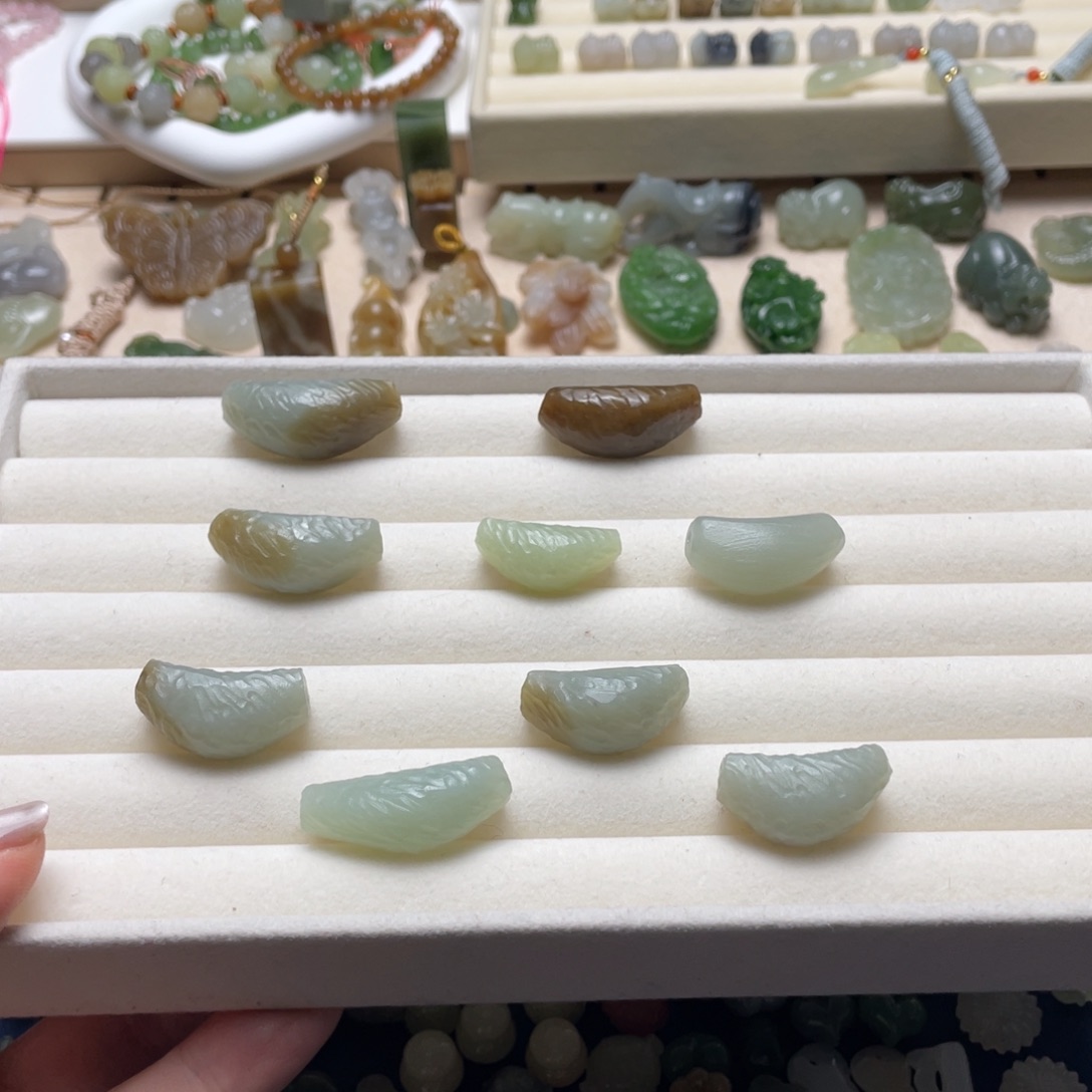 和田玉未镶嵌颈饰一个