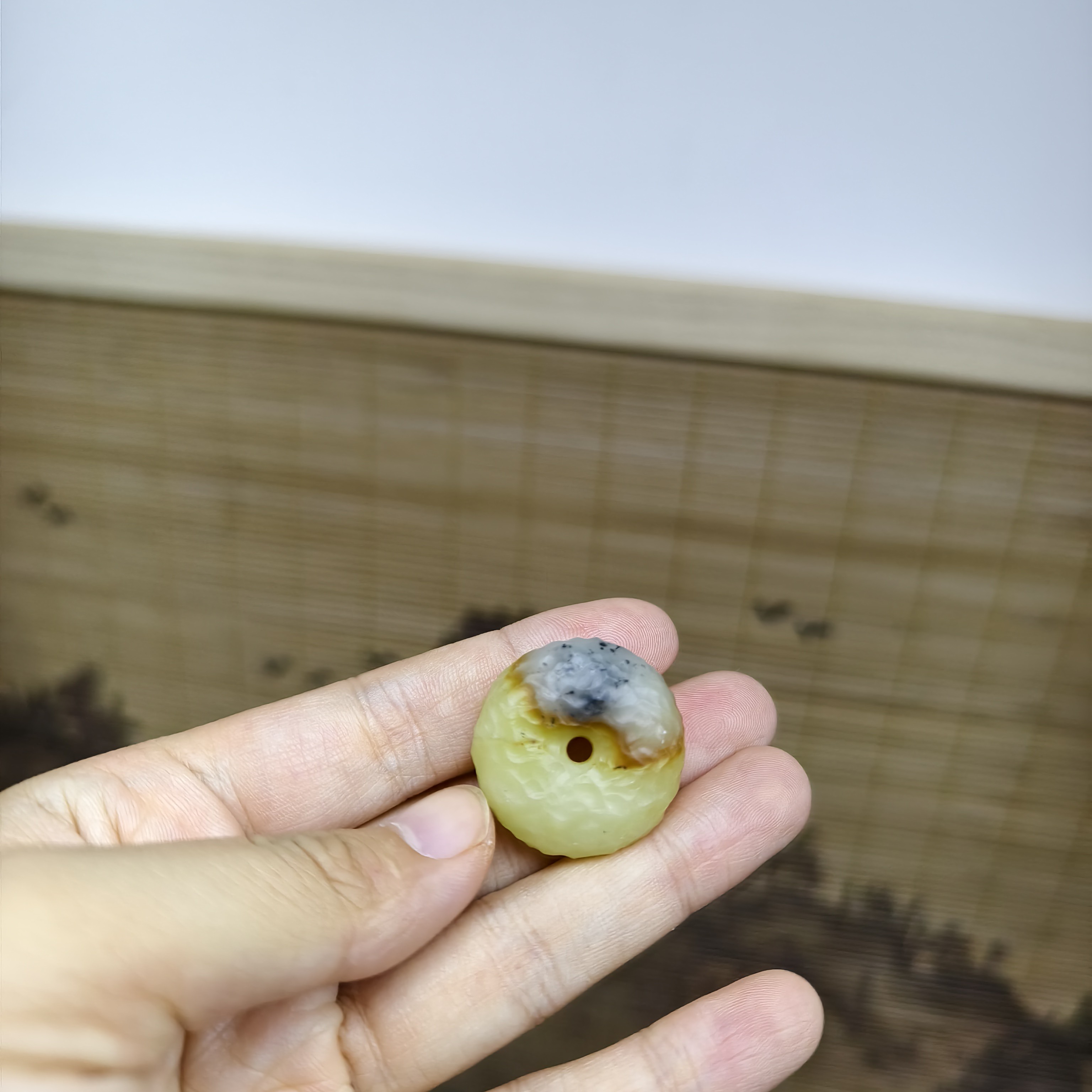 纯天然岫玉手工雕刻复古锤纹三色花玉俏色平安扣