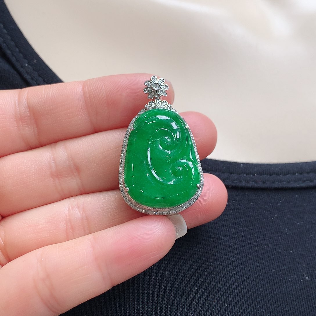 翡翠颈饰18K金镶嵌如意