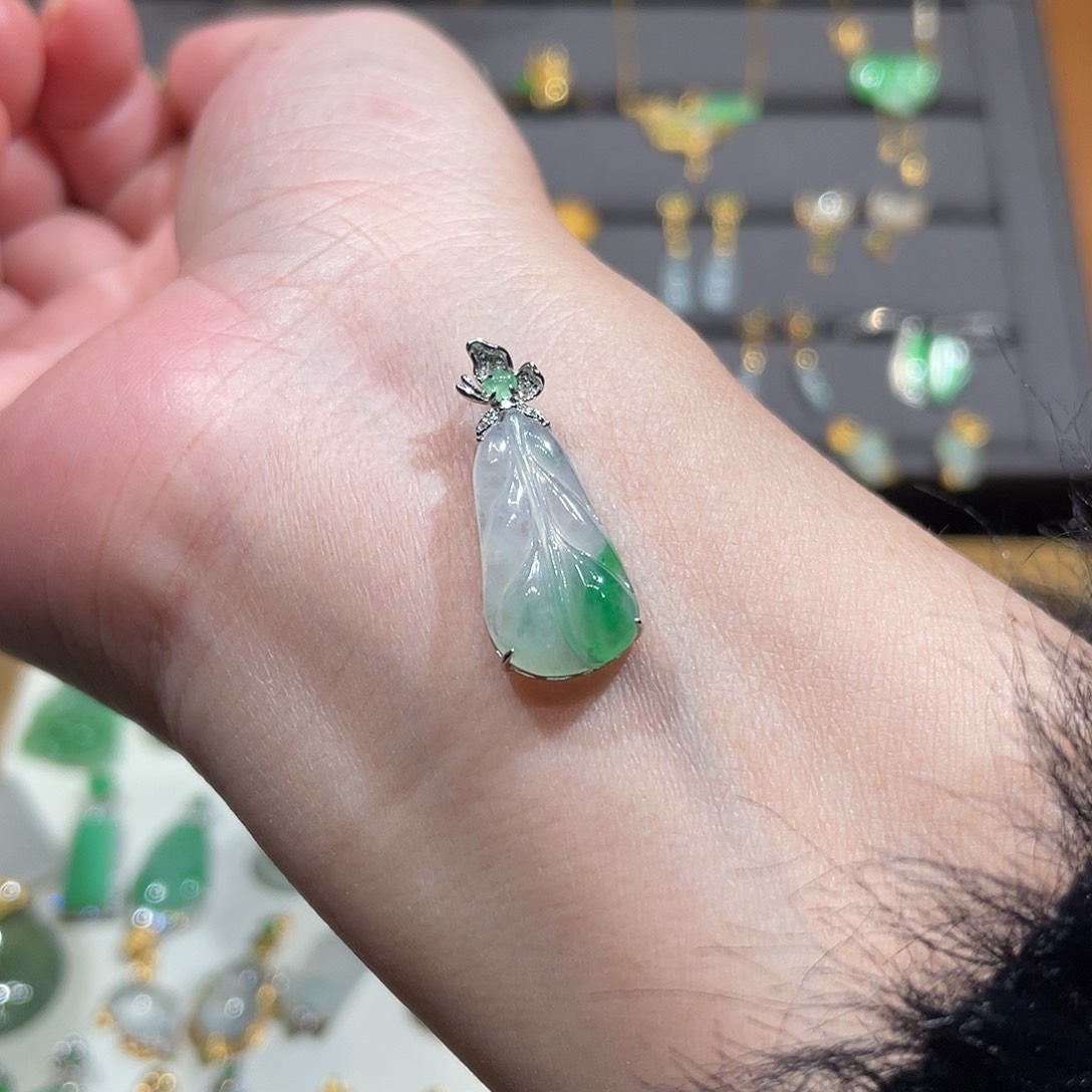 翡翠颈饰18K金镶嵌飘绿叶子