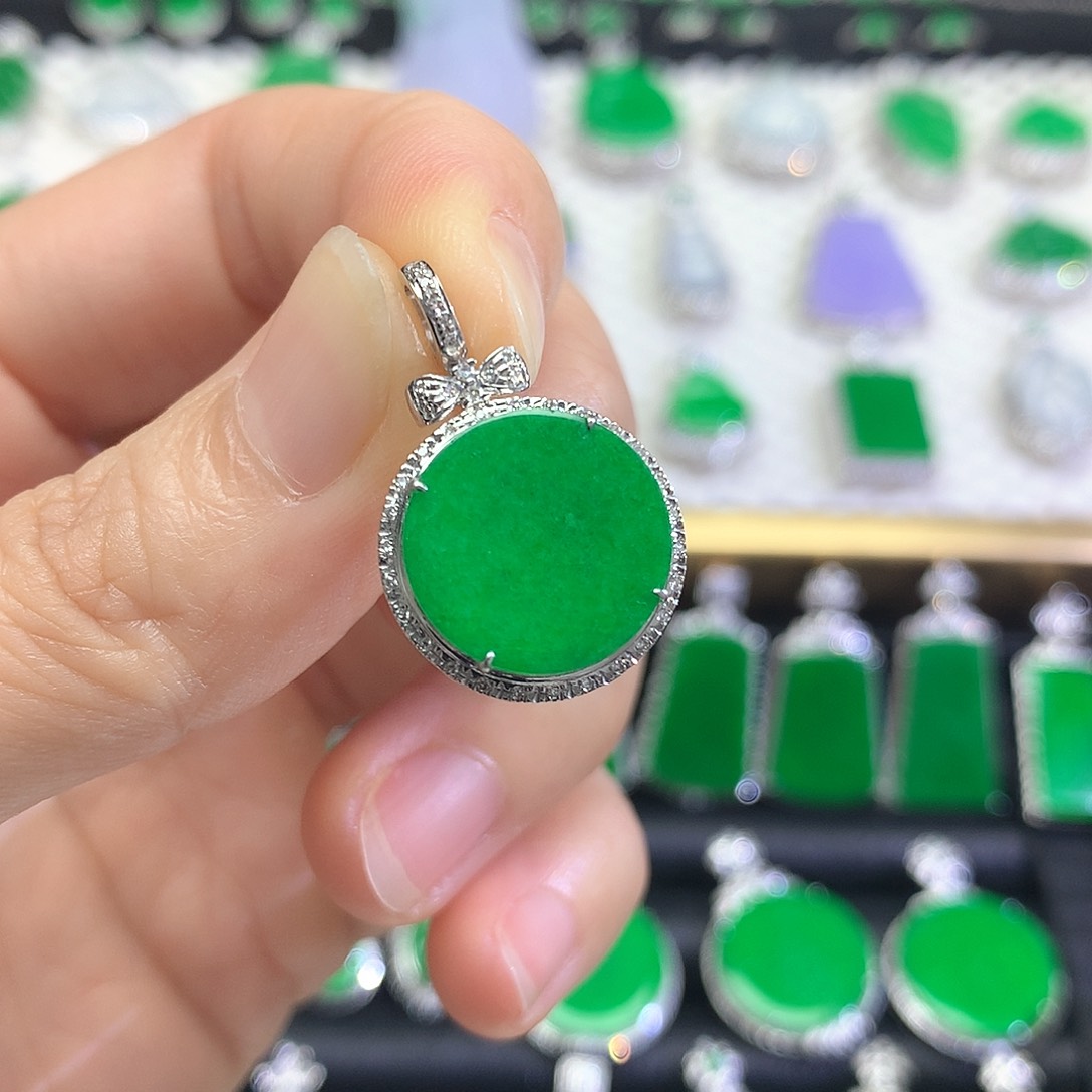 颈饰18K金镶嵌翡翠吊坠