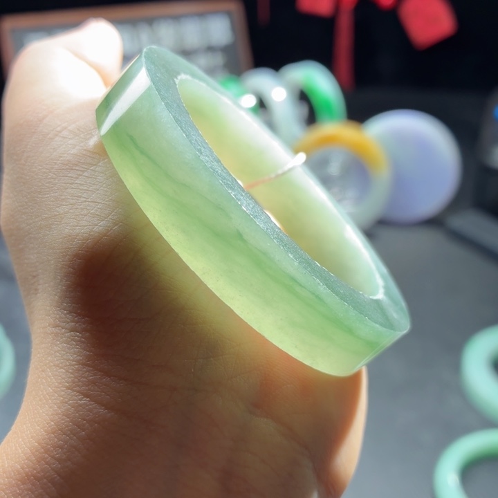 定制翡翠未镶嵌翡翠手镯