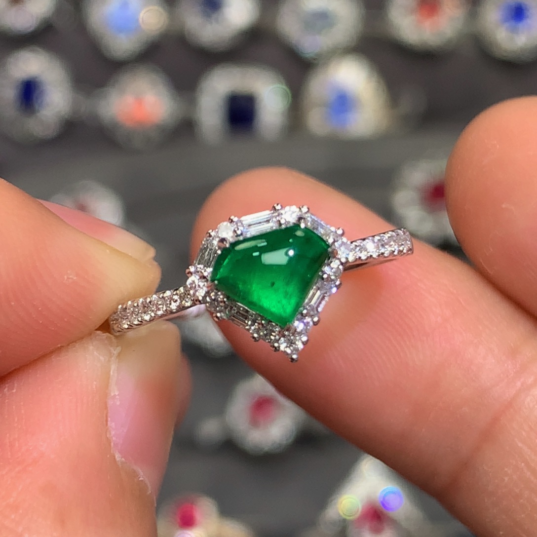 祖母绿戒指18K金镶嵌