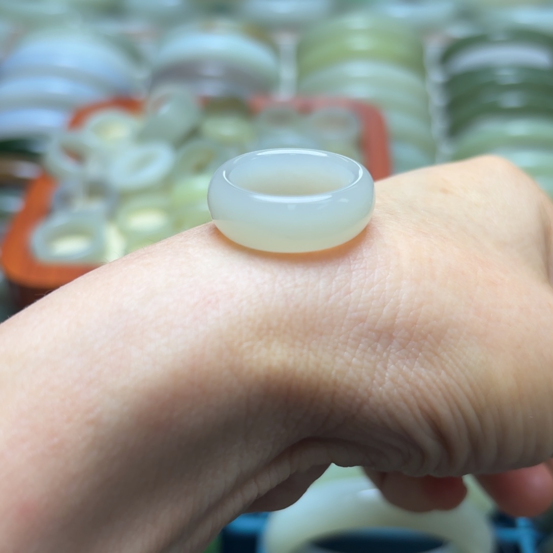 懒***想和田玉手镯未镶嵌