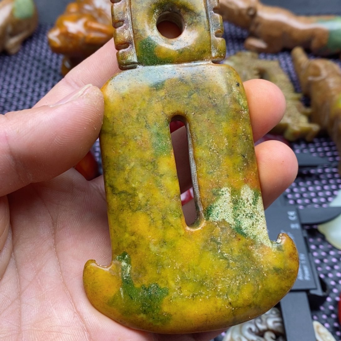 蛇纹石玉颈饰未镶嵌