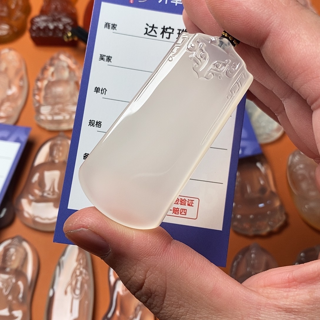 导***演玛瑙/玉髓未镶嵌颈饰