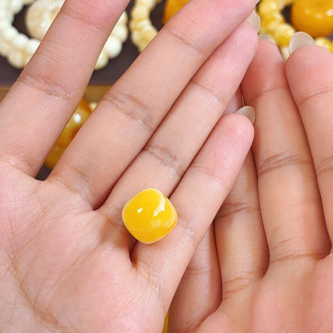 朝***拾琥珀未镶嵌颈饰老型