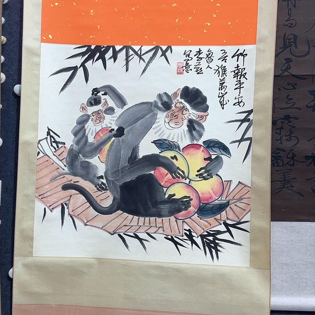 隔空玻璃和墙角上那几把椅子