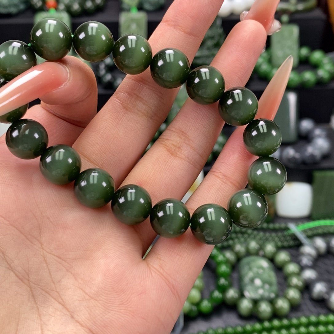 如***画和田玉未镶嵌珠宝奇石