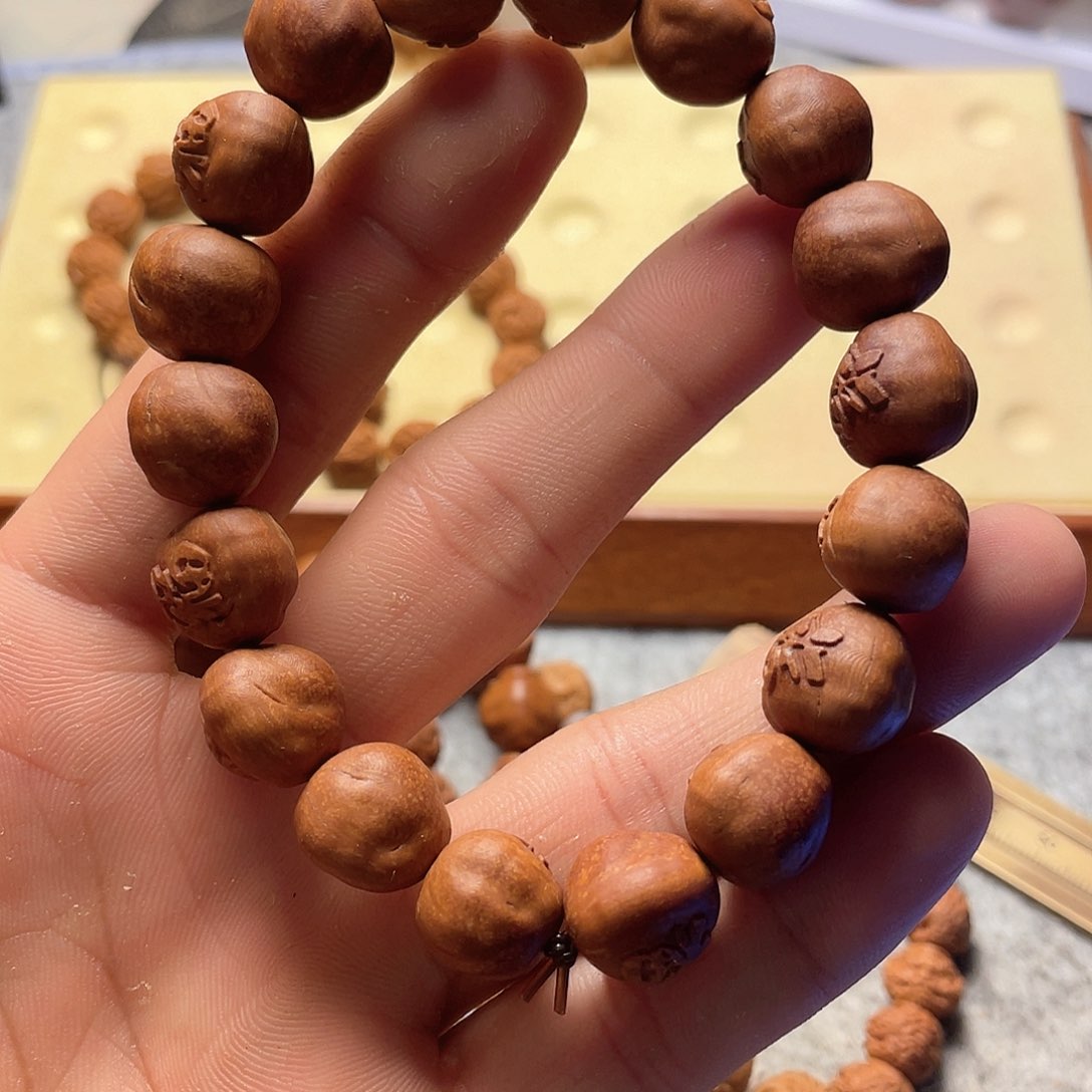 龙纹桃核雕刻横百福（色差）