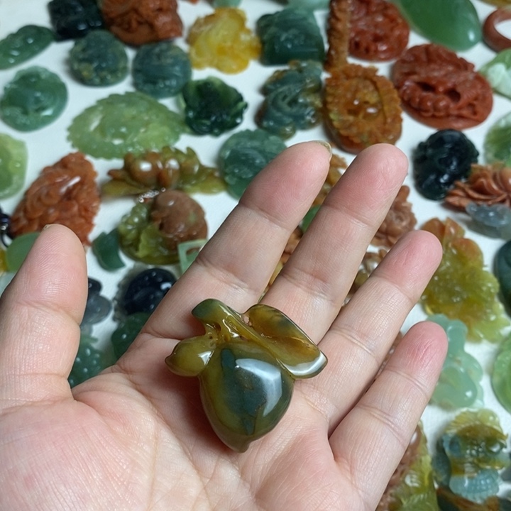 蛇纹石玉颈饰未镶嵌