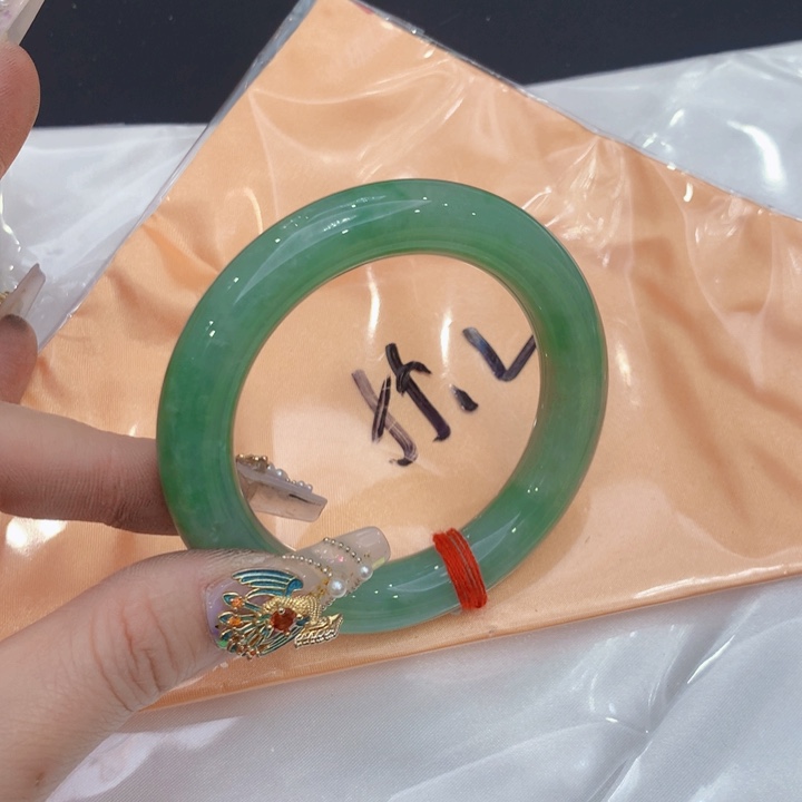 翡翠手镯未镶嵌翡翠手镯